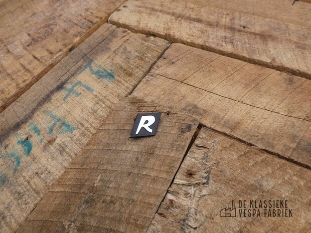  Badge "R" for GTR